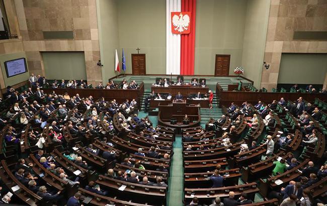 Сейм Польши принял поправки к скандальному закону об ИНП