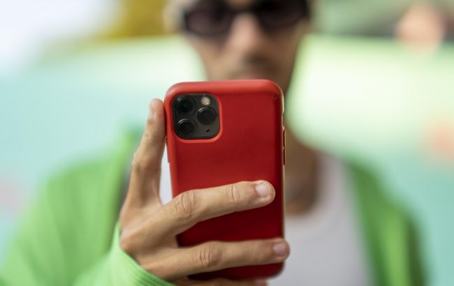 Чому телефон дряпається навіть у чохлі і як цього уникнути