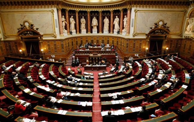 Сенат Франції відхилив урядовий план виходу з карантину