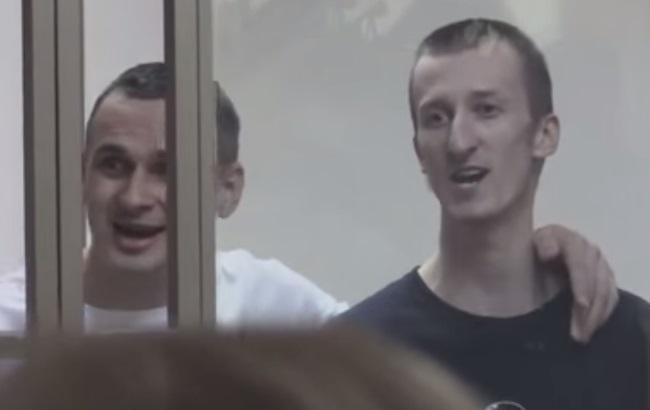 Сенцов и Кольченко поют гимн Украины в суде: видео