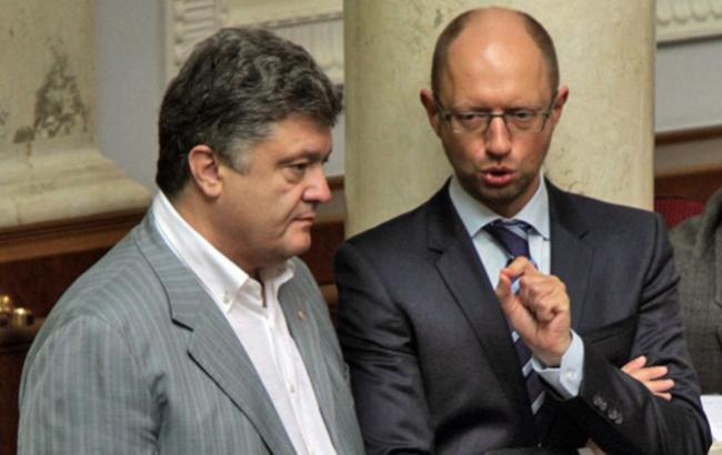 У Яценюка больше, чем у Порошенко: зарплата премьера оказалась вдвое выше президентской