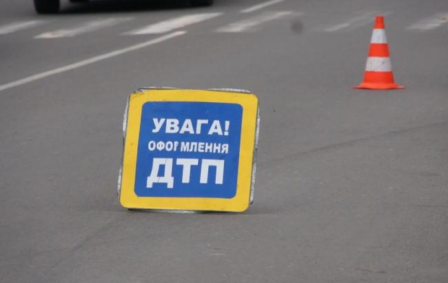 У Києві легкове авто врізалося в опору моста, загинули дві людини