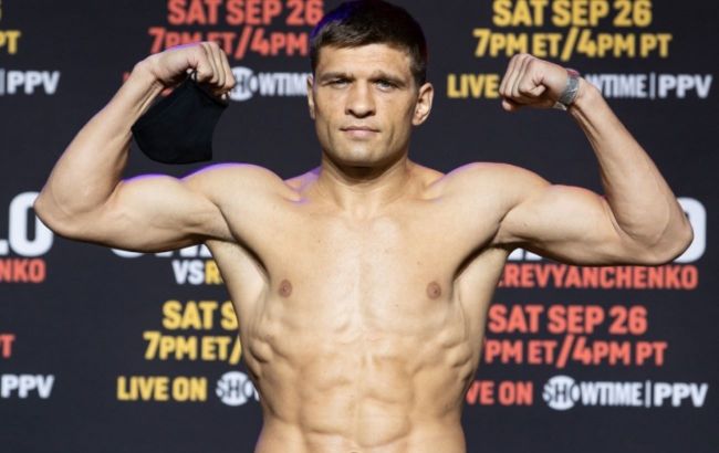 Деревянченко в тяжелом бою одолел Конли по очкам