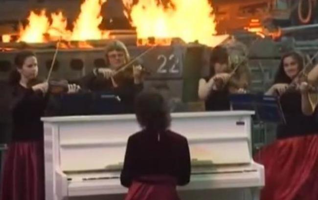 Камерный оркестр сыграл мелодию из "Игры престолов" в цехе мариупольского меткомбината
