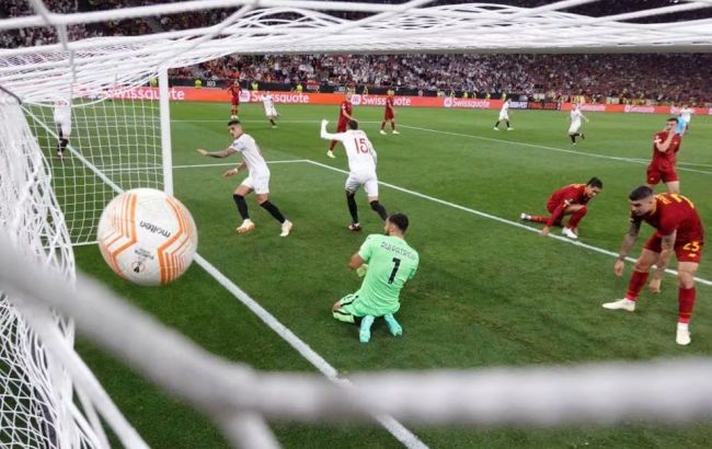 "Севилья" в седьмой раз триумфовала в Лиге Европы: Моуринью проиграл первый финал