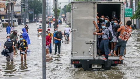 Сильные ливни затопили районы столицы Филиппин, проводится эвакуация