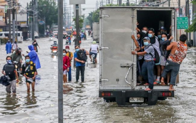 Сильні зливи затопили райони столиці Філіппін, проводиться евакуація