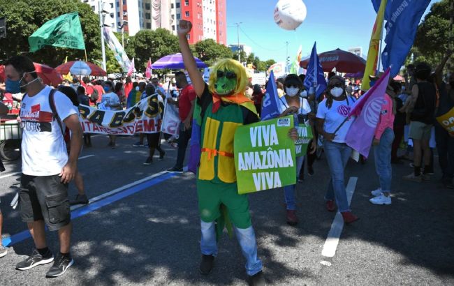 В Бразилии десятки тысяч протестующих провели акции за отставку президента