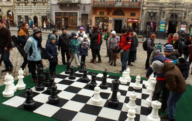 В центре Львова играют гигантскими шахматами