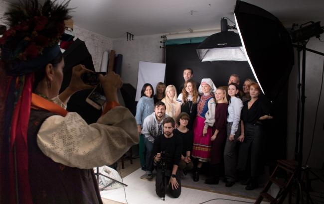 Украинские ведущие надели шикарные украинские костюмы