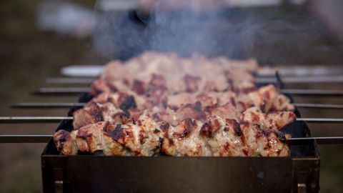 Назван самый опасный маринад для шашлыков: при жарке выделяются канцерогены