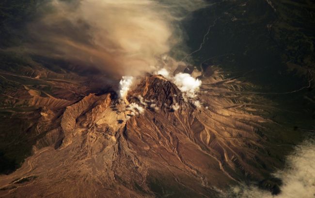 Угрожает международным полетам. На востоке РФ началось сильное извержение вулкана