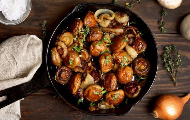 Стало известно, почему шампиньоны темнеют во время жарки, и как этого избежать