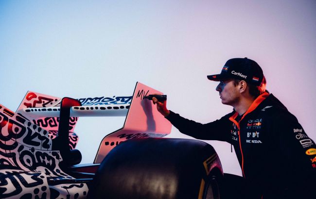 Ферстаппен представил "консервативный" шлем на сезон-2023