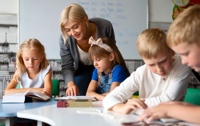 Это существенно повышает зарплату. На какие надбавки могут рассчитывать учителя