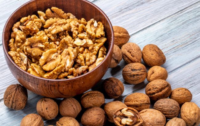 Чим найкраще колоти волоські горіхи