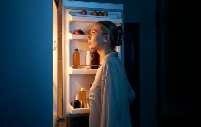 Как избавиться от неприятного запаха из холодильника надолго: помогут простые средства