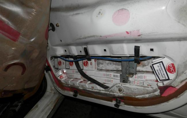 На границе с Польшей и Румынией за сутки конфисковано 2,5 тыс. пачек сигарет