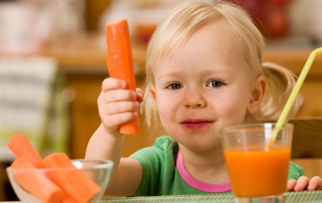 Британские медики заявили о неожиданной опасности соков и смузи для здоровья детей