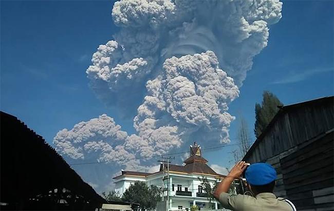 В Індонезії відбулося виверження вулкану