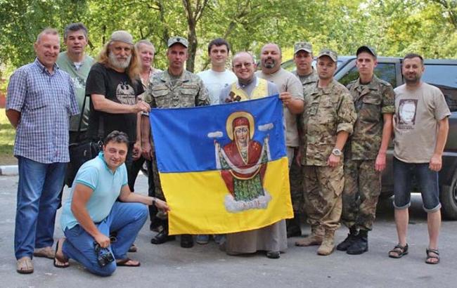 Иконы украинских и иностранных художников передали в госпитали для украинских бойцов