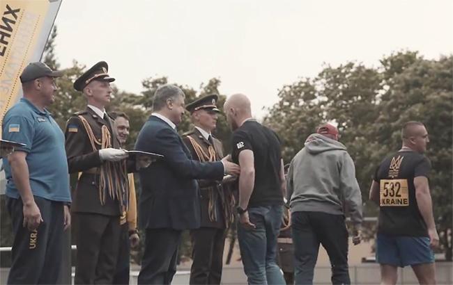 Ветеран "Азова" відмовився потиснути руку Порошенку під час церемонії нагородження (відео)