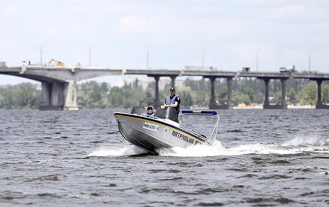 В Киеве мужчина пытался переплыть Днепр, но "застрял" на острове