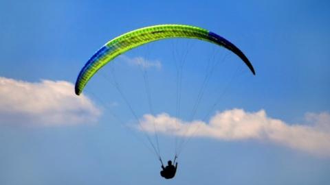 У Дніпропетровській області пенсіонерка у візку стрибнула з парашутом (фото)