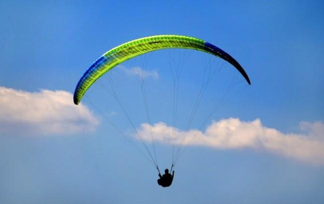 У Дніпропетровській області пенсіонерка у візку стрибнула з парашутом (фото)
