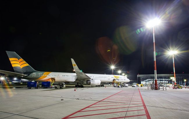 Украинский самолет попал в топ крупнейших авиалайнеров польского аэропорта