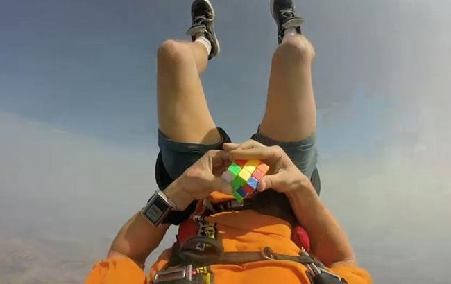 Парашютист собрал кубик Рубика в свободном падении