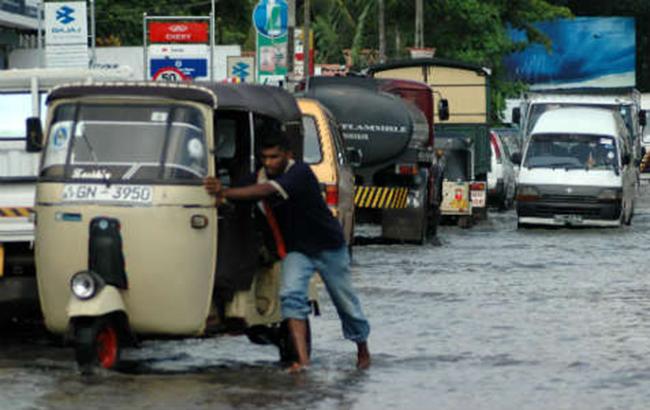 В результате наводнений и оползней на Яве и Шри-Ланке погибли более 50 человек