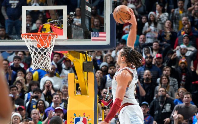 Форвард "Денвера" исполнил безумный данк через соперника в овертайме: момент дня в НБА