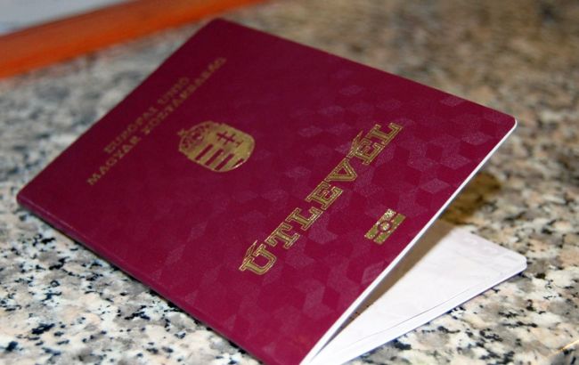 Семерых украинцев лишили венгерского гражданства