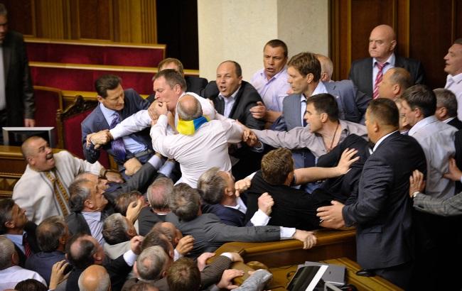 Порушення кримінальної справи проти Тимошенко стало причиною бійки в парламенті