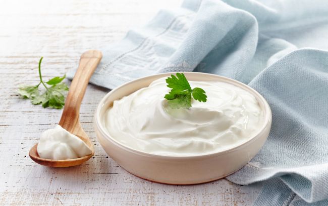 Названы 3 категории людей, которым лучше отказаться от сметаны: кому она вредит