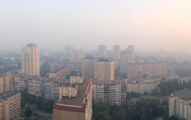 Київ затягло ядучим димом: фото та відео