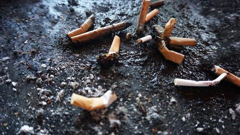 Жителі Києва обурилися школярами, які курять і смітять у дворах