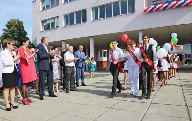 "Учат любить новую родину": в сети показали, как искореняют все украинское в школах Крыма