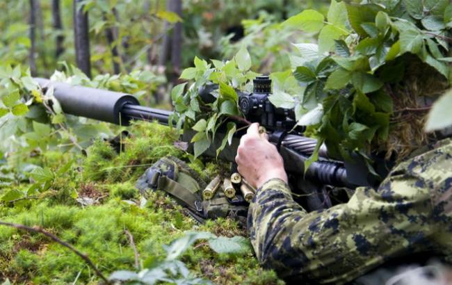 Снайпер боевиков обстрелял украинских военных под Троицким, есть раненый
