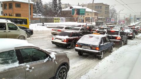 Непогода в Киеве: столицу из-за метели парализовали пробки