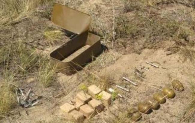 В районе ООС на Донбассе пограничники обнаружили тайник с боеприпасами