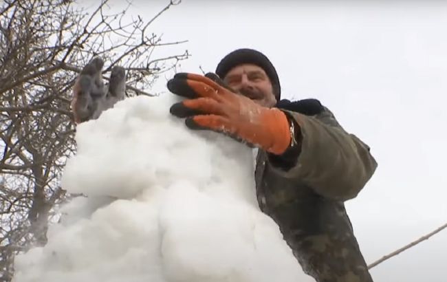Від козаків до Санта-Клауса: українець вражає скульптурами зі снігу