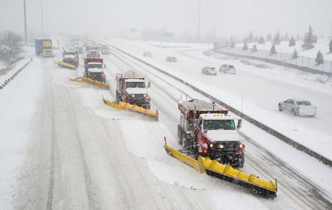 В Донецкой области из-за непогоды приостановлено движение транспорта на трассе Мариуполь-Запорожье