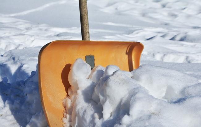 "Нехай попрацюють": у Києві школярів змусили під час уроків прибирати сніг