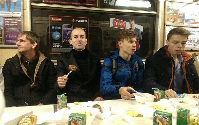 "Вагон-ресторан": кияни влаштували солодкий стіл в метро