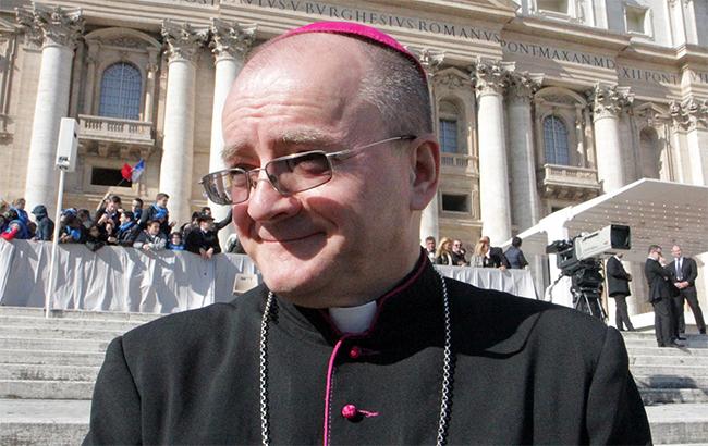В Запоріжжі хуліган накинувся з кулаками на римо-католицького єпископа