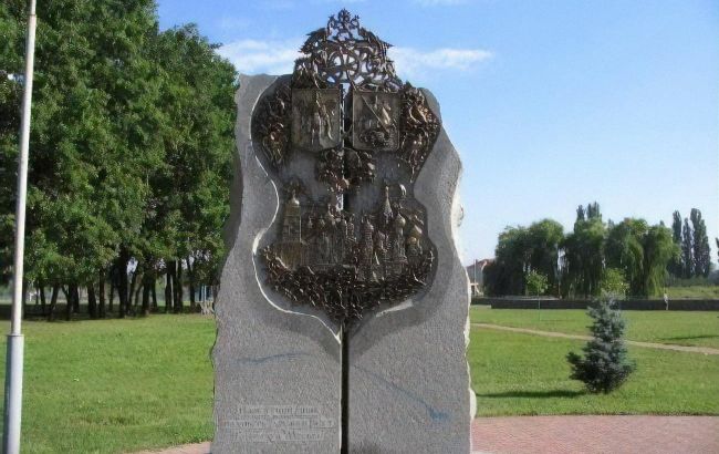 У Києві знесли пам’ятник, встановлений "на честь дружби" з Москвою