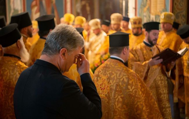 Порошенко: государство должно способствовать переходу общин от церкви оккупанта к ПЦУ