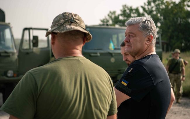 Порошенко передав партію вантажівок бригаді ДШВ
